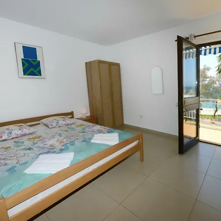 Beautiful First Row To The Sea פורץ